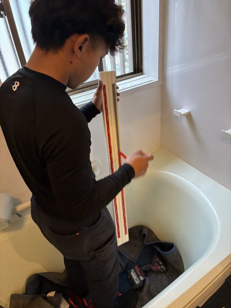 両面テープを剥がす様子