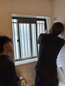 枠の設置の様子