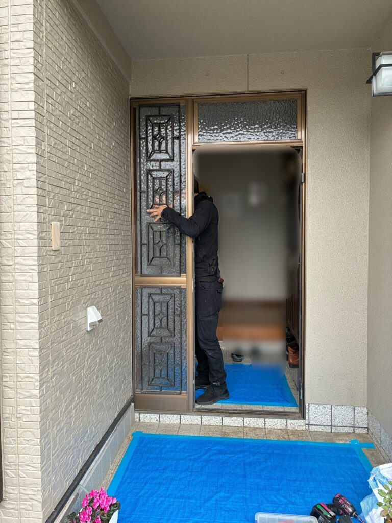 袖のガラスを取り外す玄関ドア