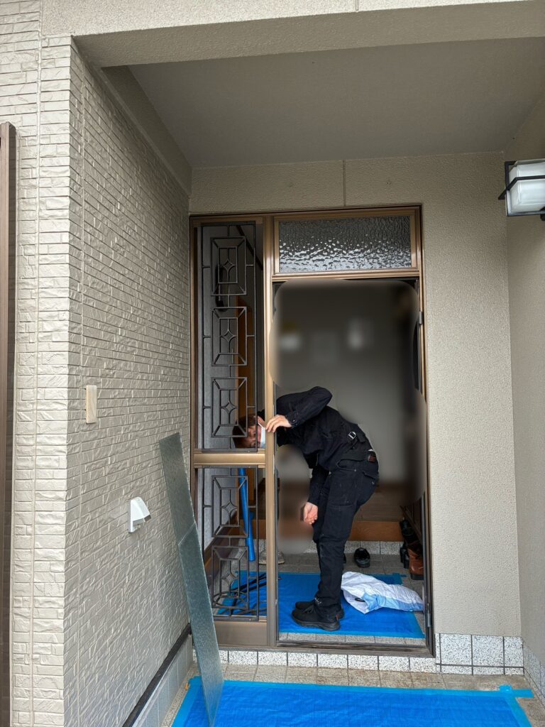 袖のガラスを外したあとの玄関ドア