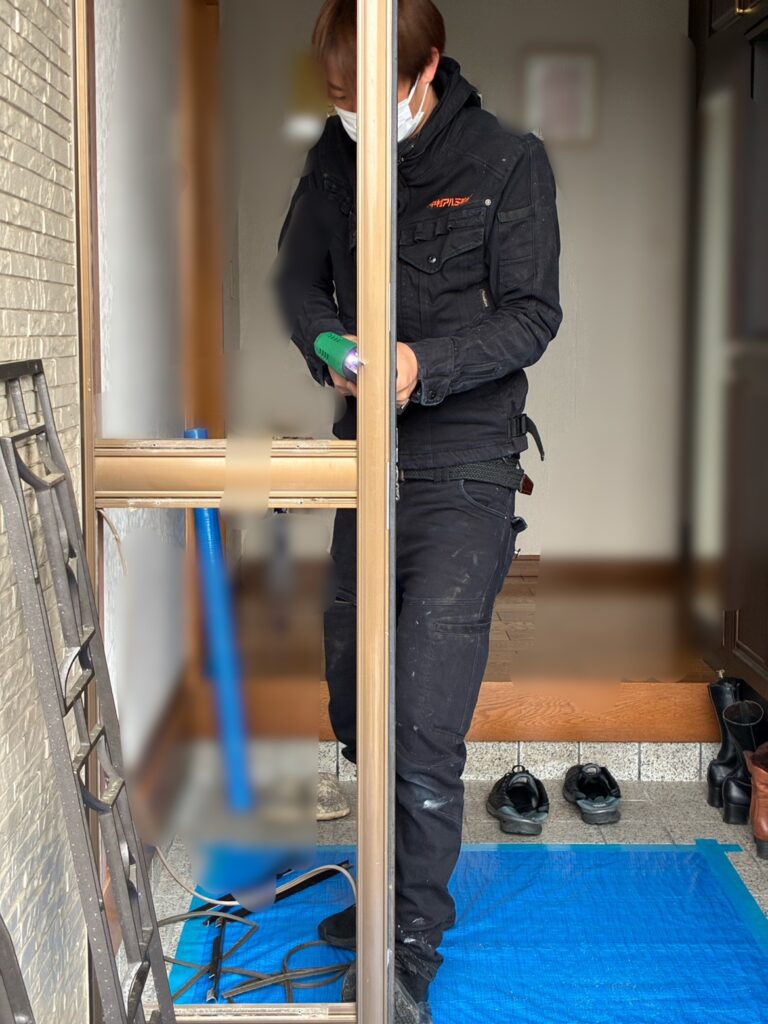 袖枠の切断をしている玄関ドア