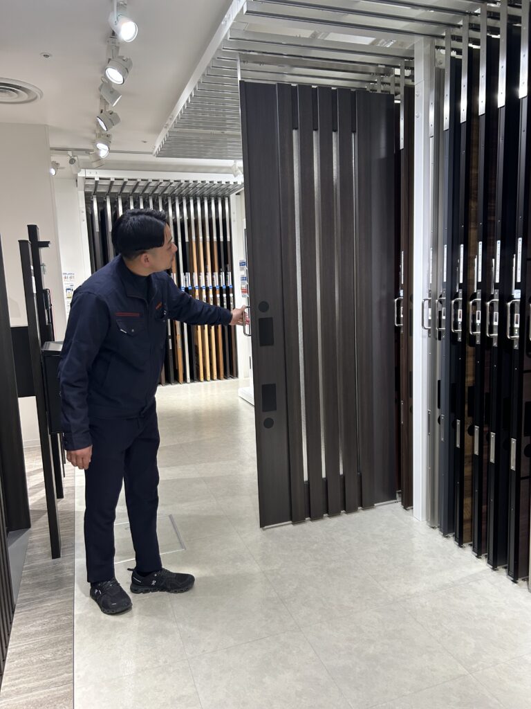 ドアを引き出してみる店長