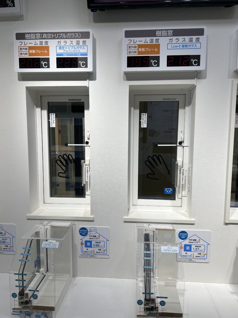 樹脂窓と樹脂窓(真空トリプルガラス）