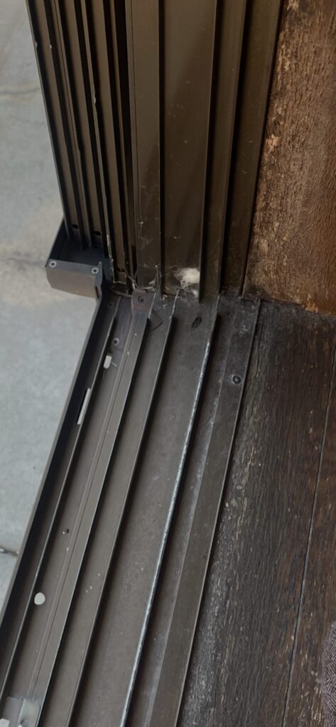 宇美町既存窓のレールが擦り減っている状態