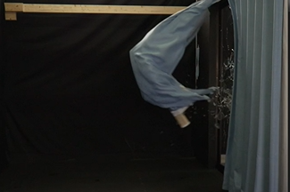 台風の時の応急対策で対策でカーテン閉めたがガラスがわれてしまっている