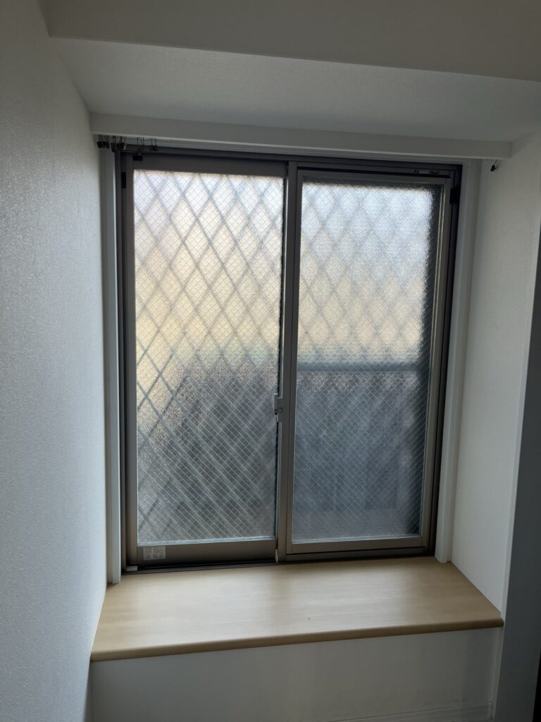 春日市マンション廊下窓にウチリモ施工前