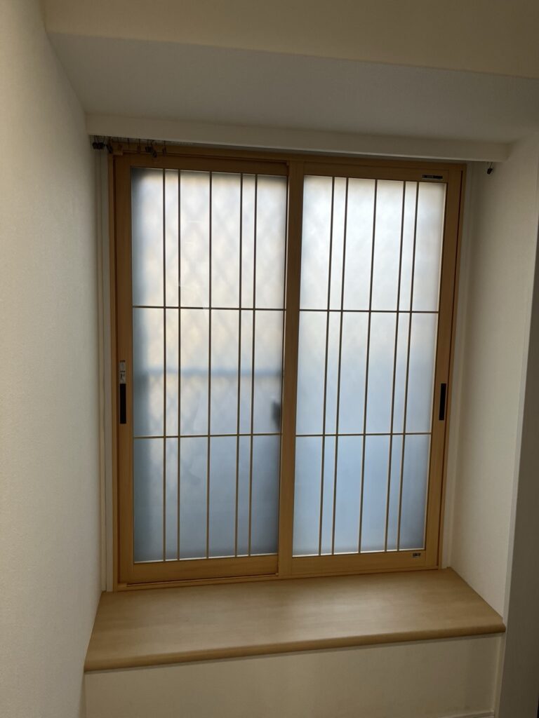 春日市マンション廊下窓にウチリモ施工後