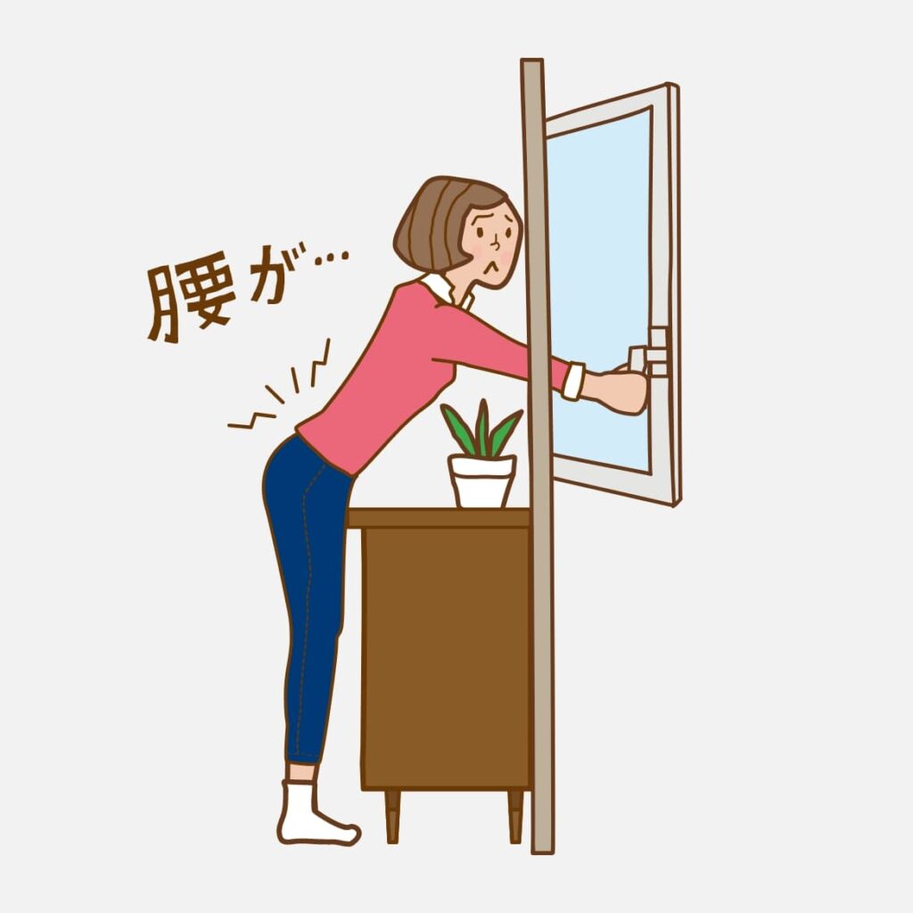 窓の手前に棚があり、すべりだし窓が開けにくいと感じている女性