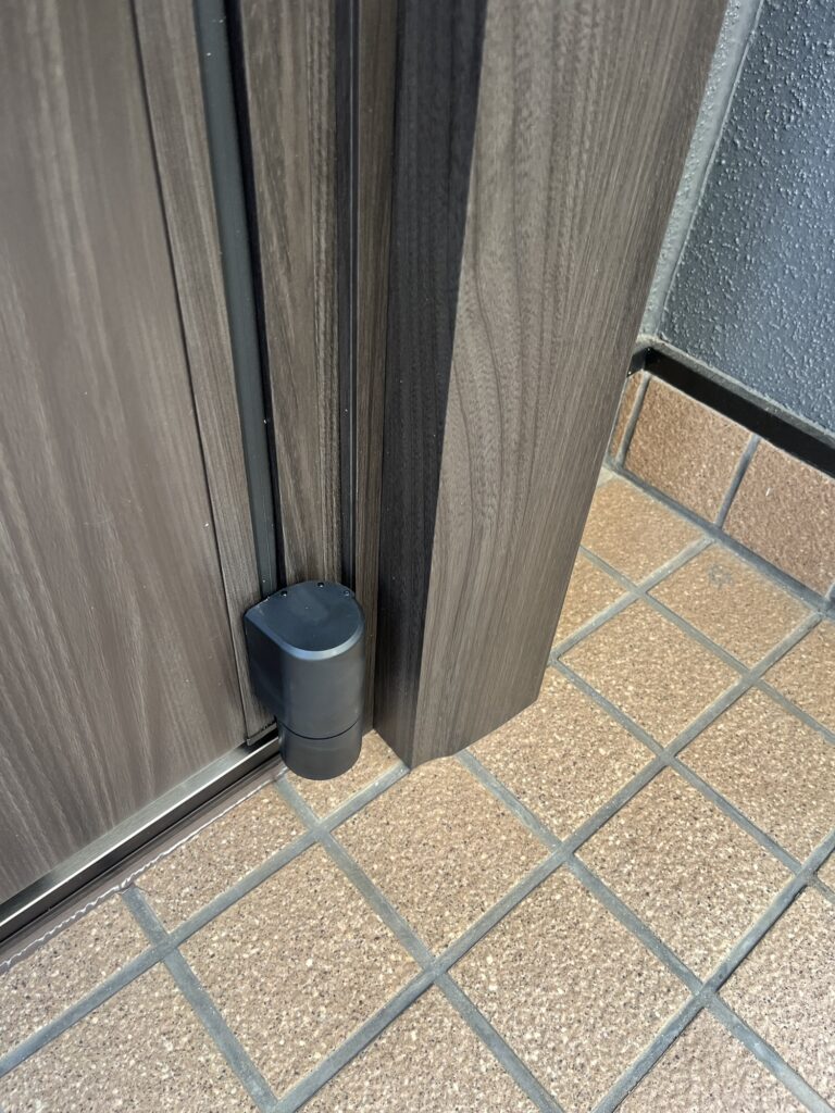 宇美町片開きドアリフォームのピポットヒンジの写真
