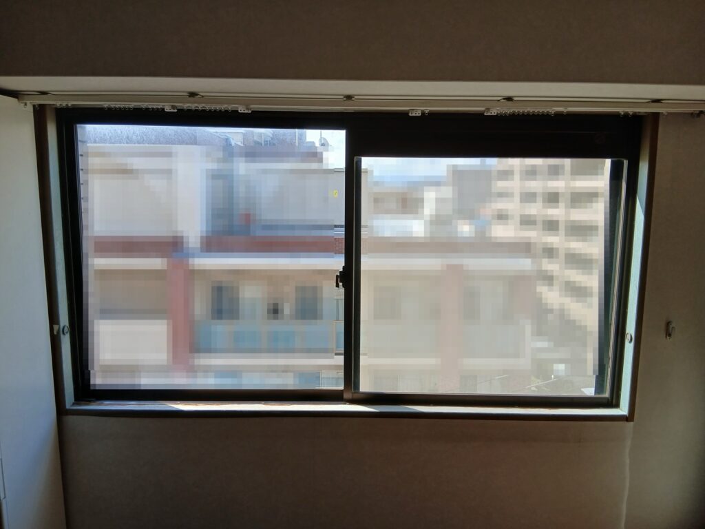 南区野多目マンション腰窓内窓施工前の様子