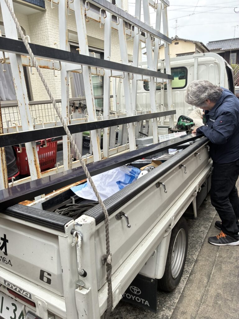 トラックの荷台で角材を切る様子
