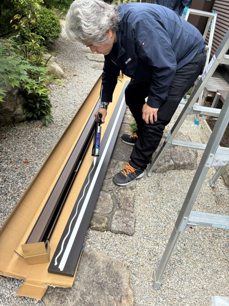 角材の裏にボンドを塗る様子