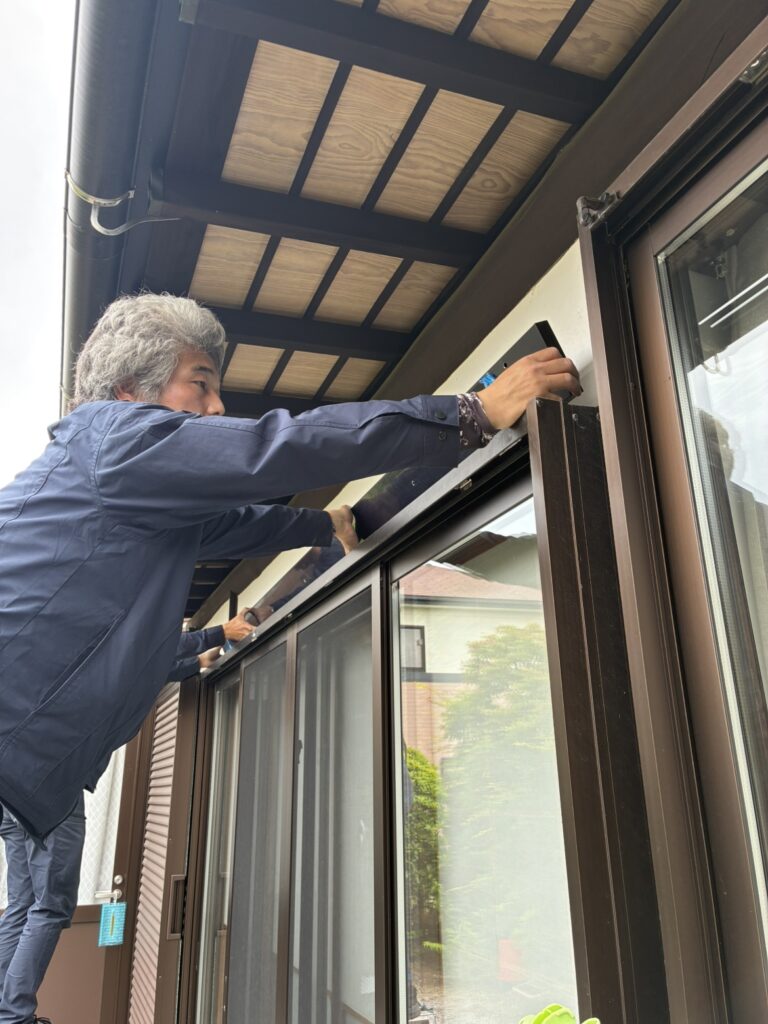 角材の位置を決める様子