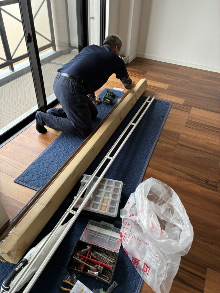 梱包を開封する職人