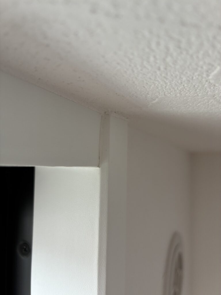 面が違う窓の額縁