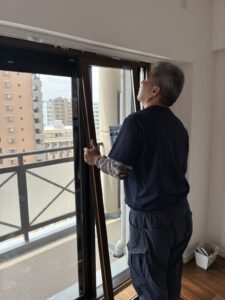 外障子を吊り込む様子