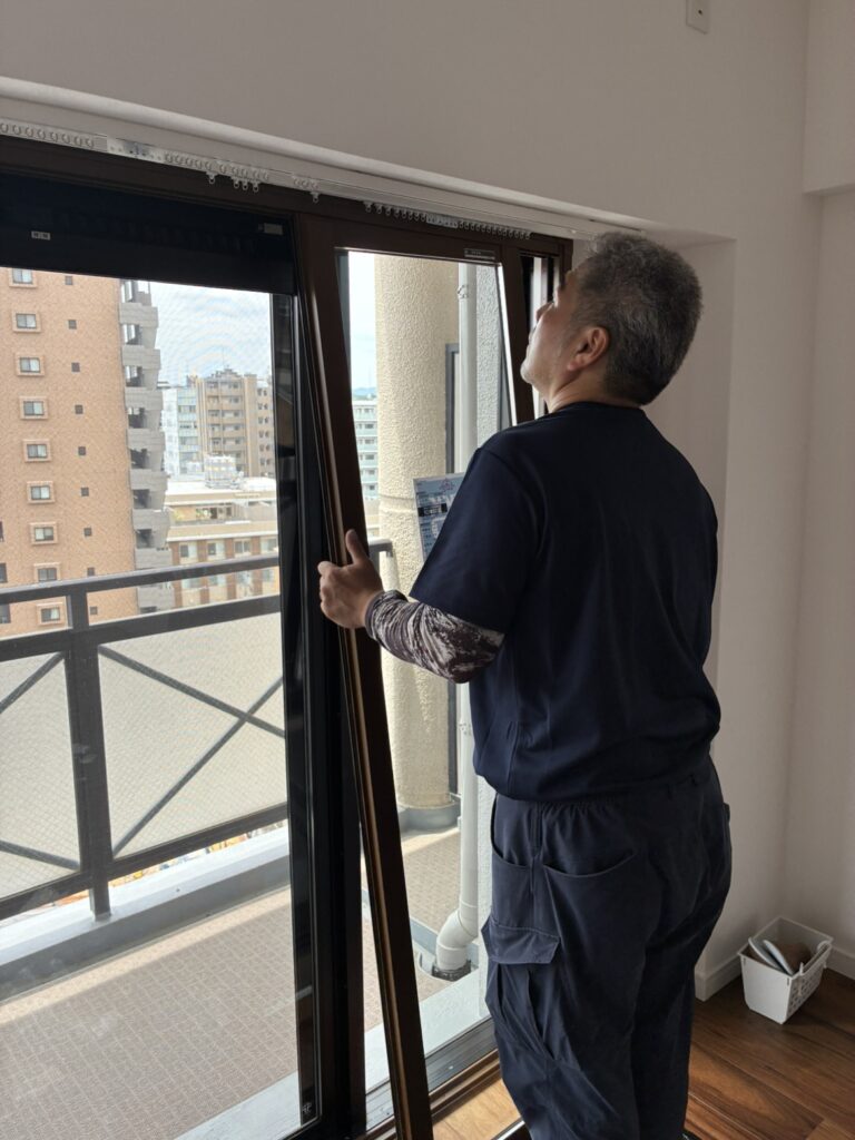 外障子を吊り込む様子