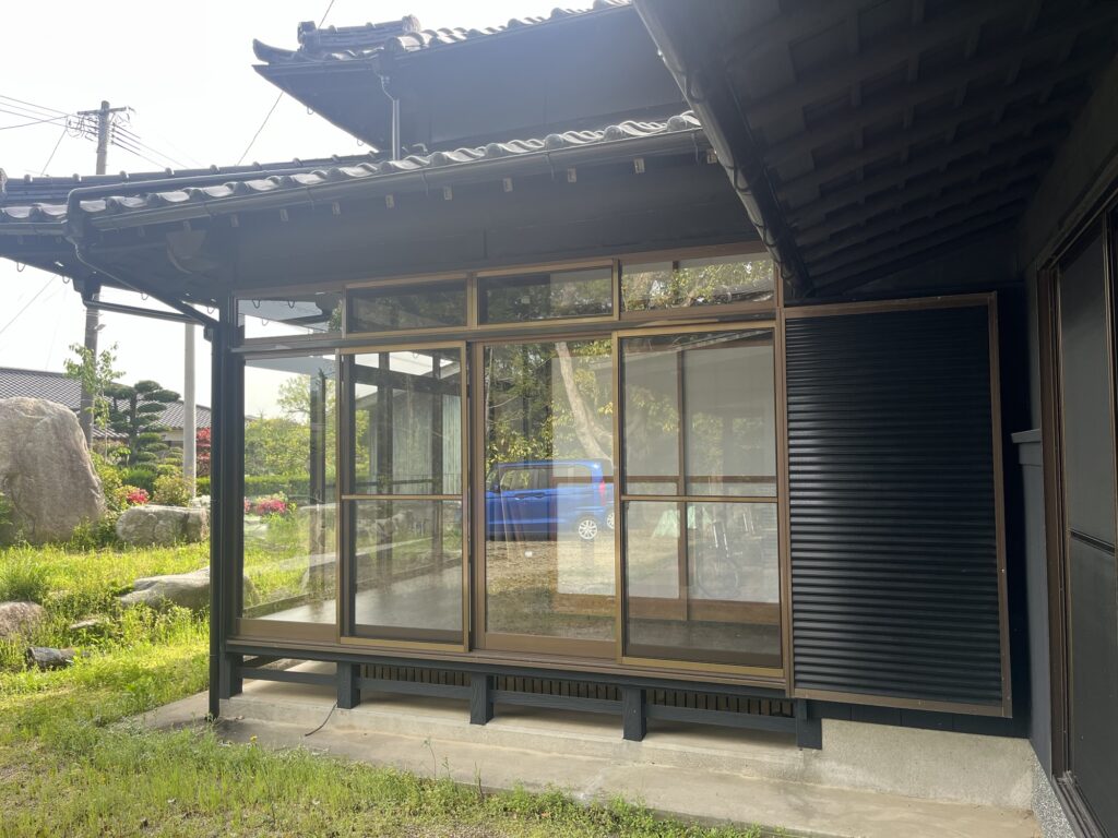 飯塚市広縁4枚窓カバー工法前