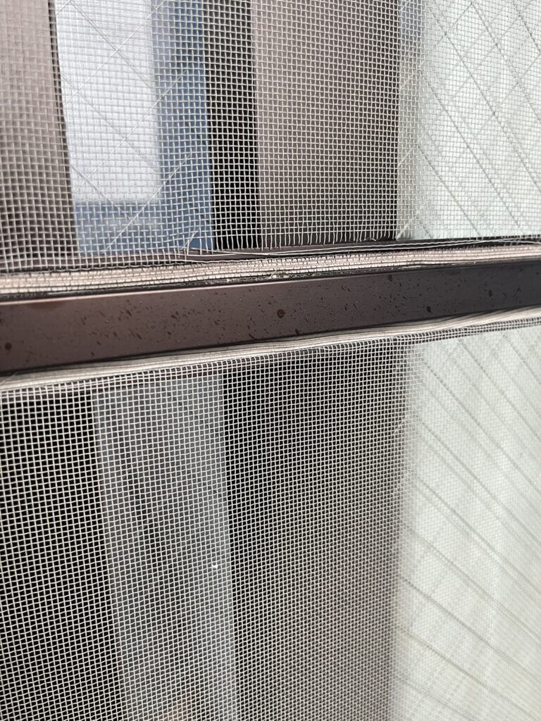 網戸が破れてる