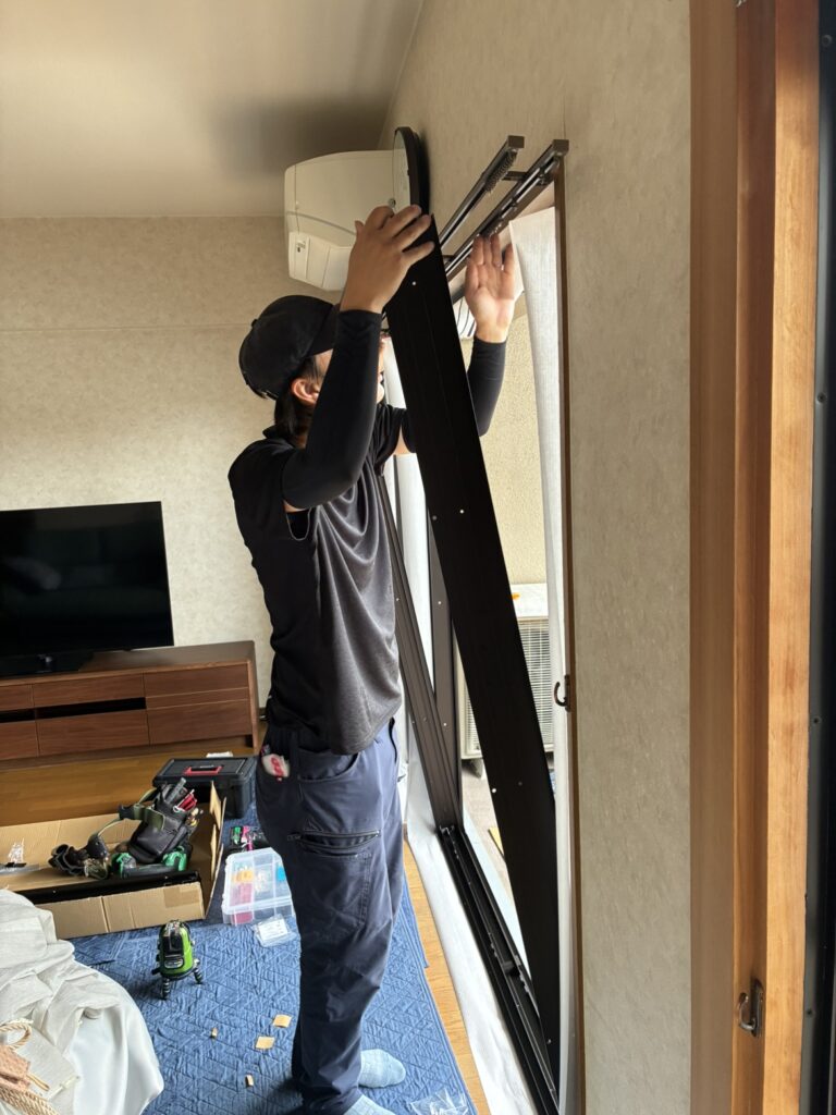 新しい窓枠をあてがっている様子