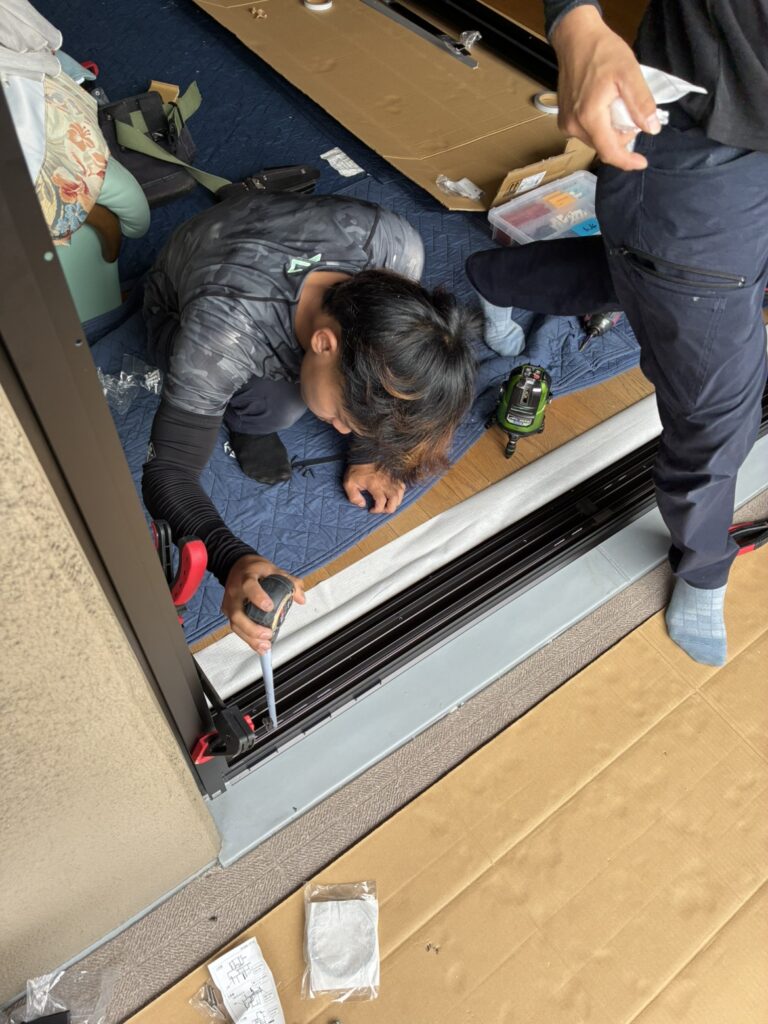 新しい窓枠が水平か確認する様子