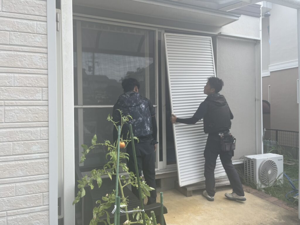 雨戸はずしてる