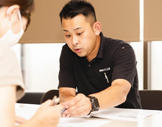 説明する店長