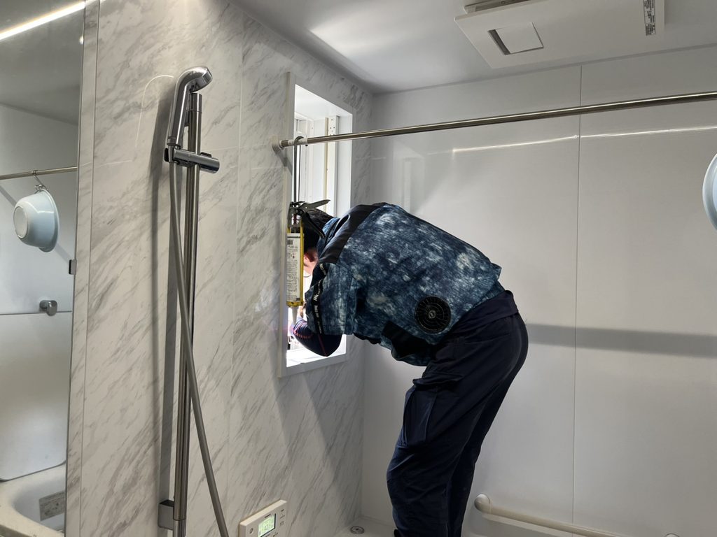 たて枠取付中