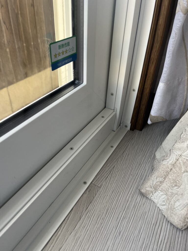 床とサッシの間の段差例