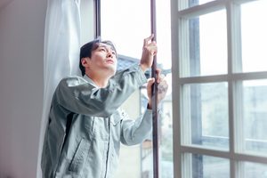 開けにくい窓を確認する職人